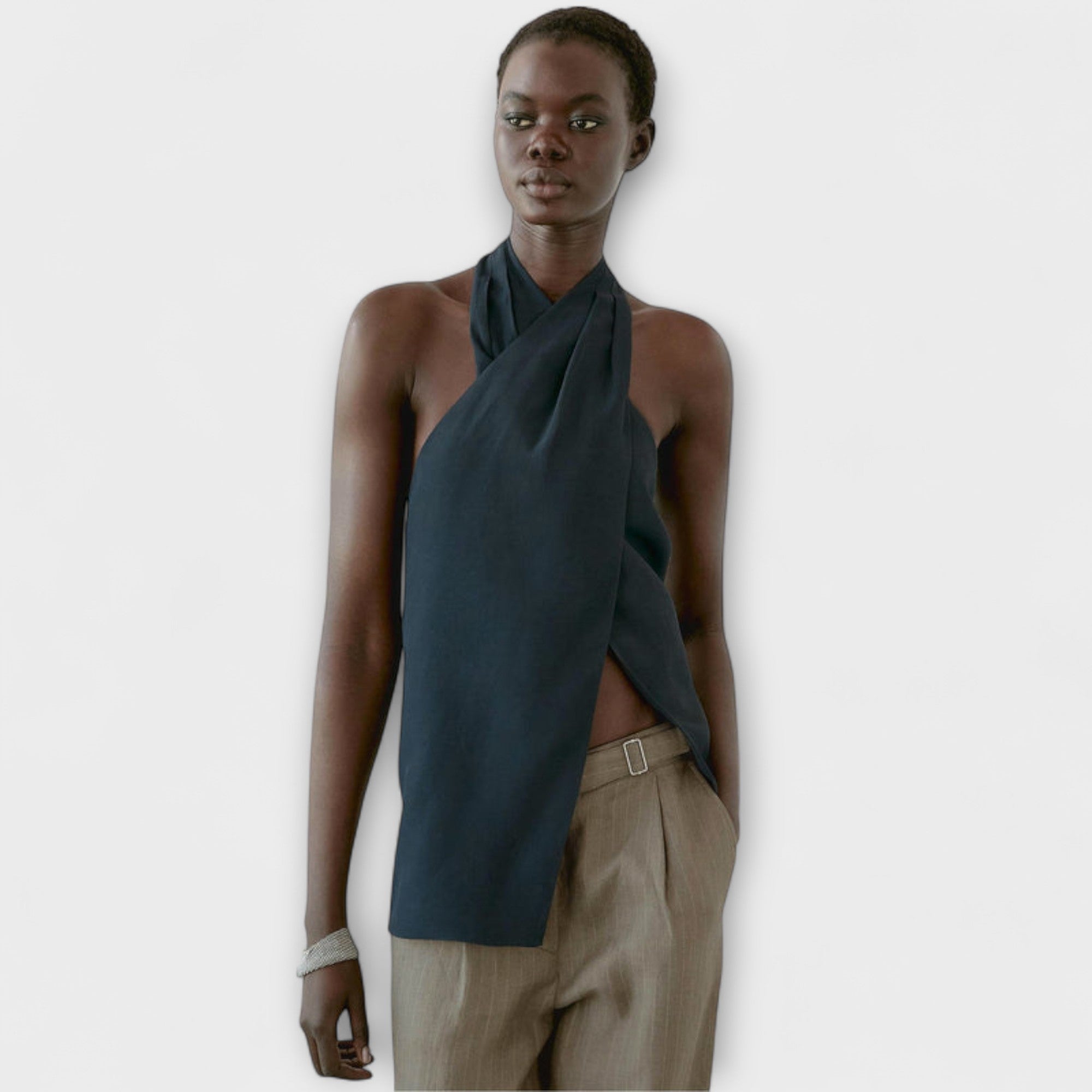 Hannah - Blauer Halter Neck Top mit Rückenausschnitt